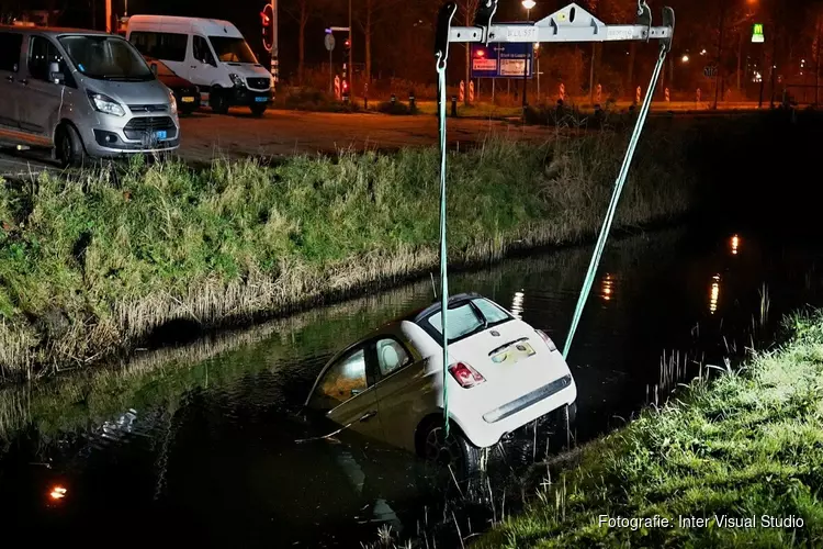 Auto rolt te water in Heerhugowaard