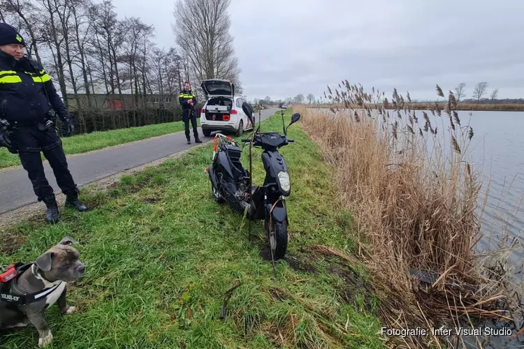 Mogelijk gedumpte scooter in kanaal bij Oudkarspel aangetroffen