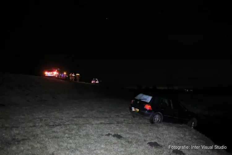 Auto raakt van de weg op Oostdijk en komt net voor sloot tot stilstand