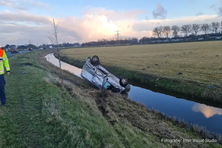 Bestelbus op de kop in de sloot na ongeval op N194