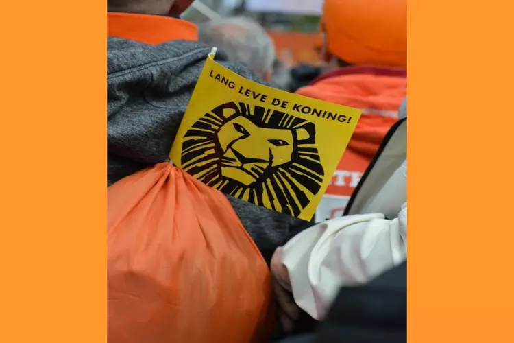 Rondje in een cabrio stadsbus, kinderspelen met dansworkshop en katknuppelen in ’t Kruis Heerhugowaard tijdens Koningsdag 2023