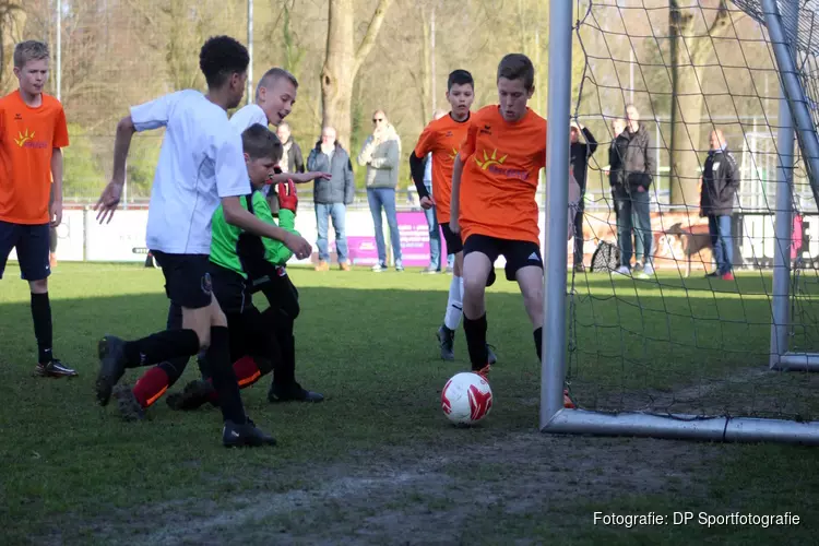 De Vlindertuin grote winnaar op finaledag Schoolvoetbal Dijk en Waard