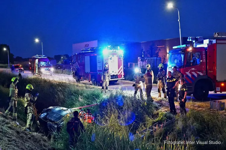 Auto te water in Oudkarspel, bestuurder gewond