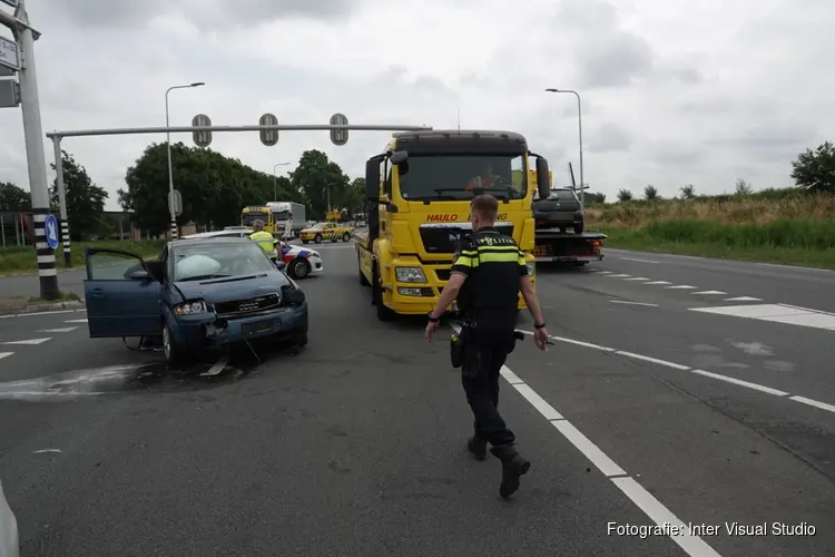 Botsing tussen twee auto&#39;s op N242 bij Heerhugowaard