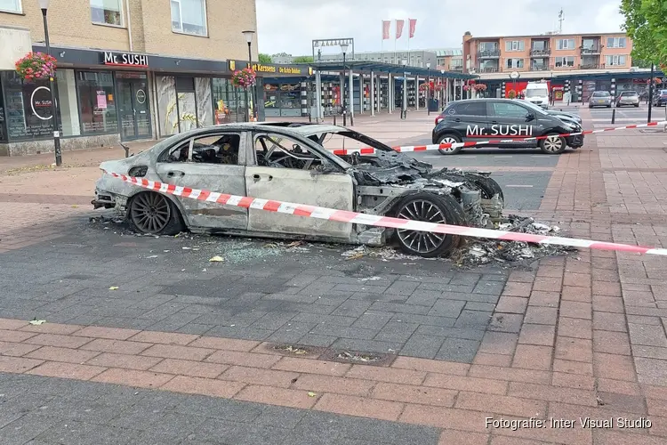 Auto compleet verwoest bij brand Raadhuisstraat Heerhugowaard