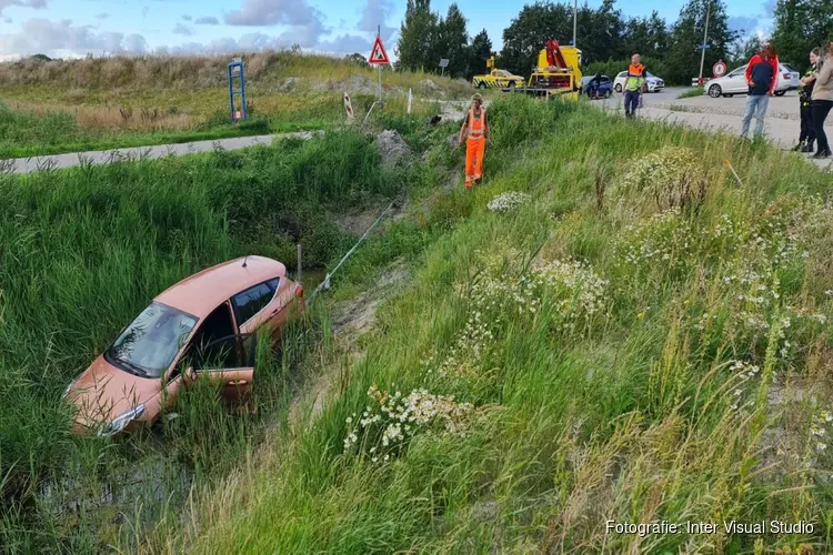 Auto eindigt in sloot na botsing op A.C. De Graafweg