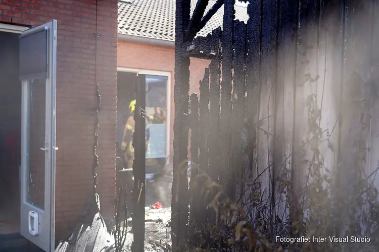 Schuur en schutting in brand in Broek op Langedijk