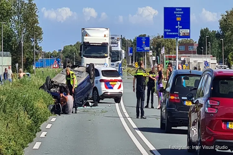 Auto op de kop in Obdam