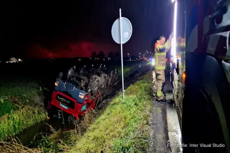 Vrachtwagen belandt ondersteboven in sloot langs Nauertogt