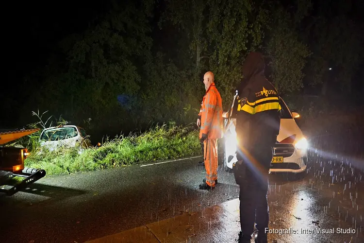 Auto te water langs Oosttangent in Heerhugowaard