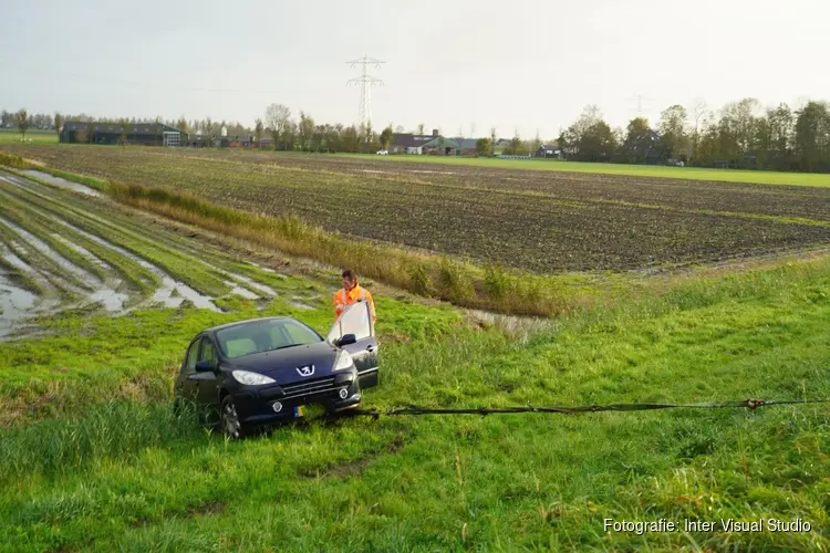 Auto raakt van de weg langs Huygendijk