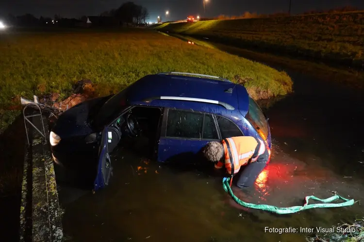 Auto te water langs Oostdijk