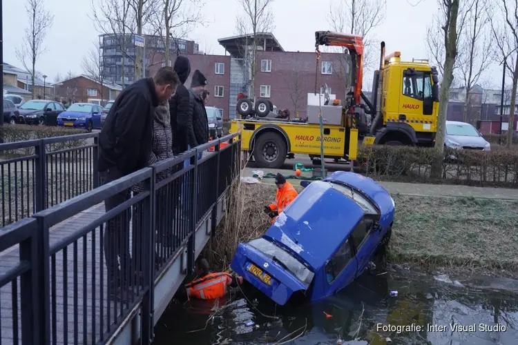 Auto rolt te water in Heerhugowaard-Zuid