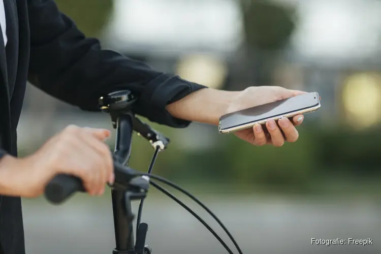 Bijna 70.000 euro aan boetes uitgeschreven in regio wegens bellen of appen op de fiets