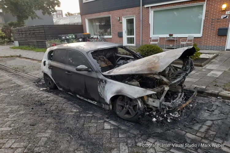 Auto door brand verwoest in Gezellestraat te Heerhugowaard