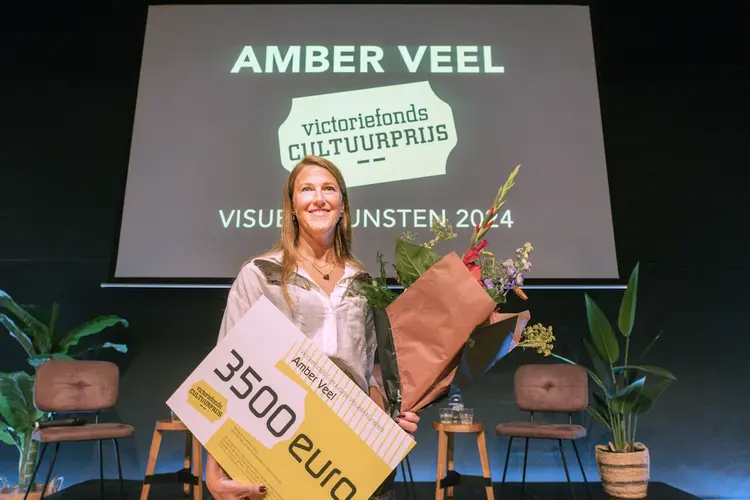 Feestelijke uitreiking Victoriefonds Cultuurprijs Visuele Kunsten 2024 aan Amber Veel