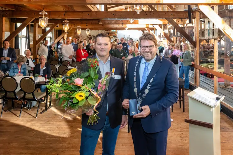 Erik Schat ontvangt Koninklijke Onderscheiding bij Museum BroekerVeiling voor maatschappelijke betrokkenheid