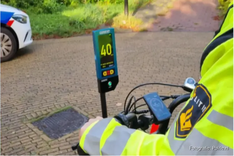 Verkeerscontrole op opgevoerde elektrische fietsen in Heerhugowaard