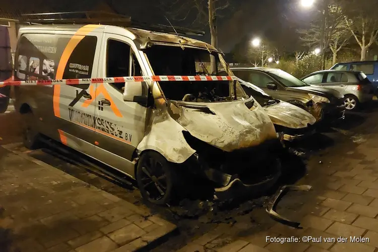 Bedrijfsbus door brand verwoest aan Stellingmolen in Heerhugowaard