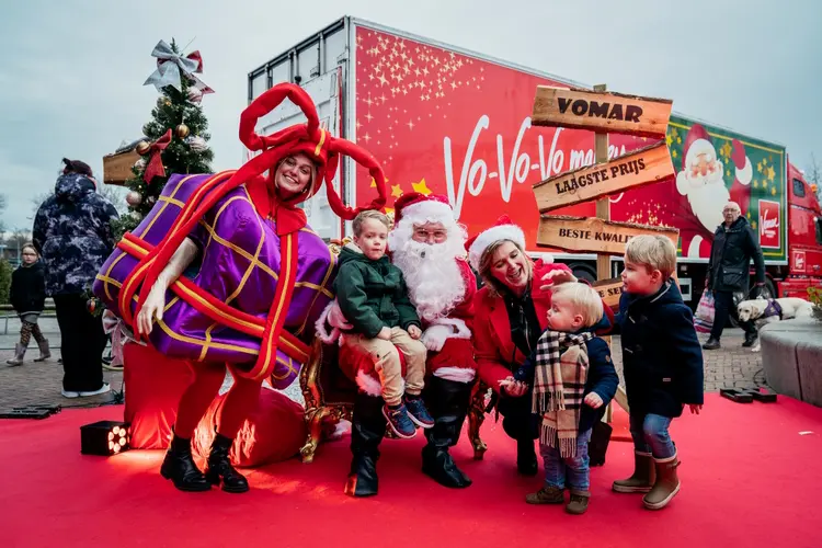 Groot feest bij Vomar De Draai met de Kersttruck vol gratis kerstpakketten en sneeuw