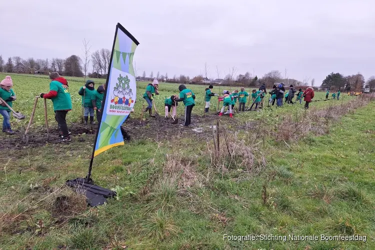 Kinderen planten windhaag op allereerste BoerenBoomfeestdag