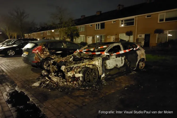 Auto door brand verwoest aan Saturnuslaan in Heerhugowaard