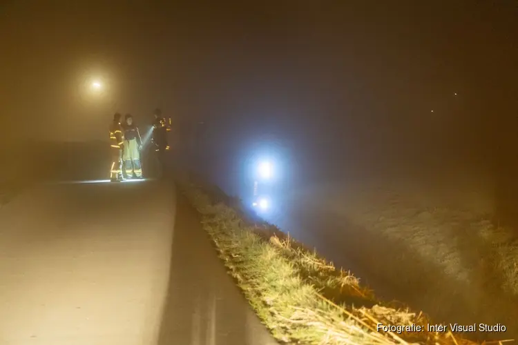 Auto eindigt in sloot langs Oostdijk